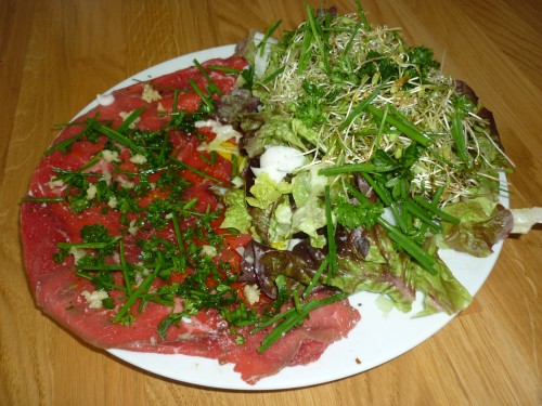 carpaccio de boeuf pousses lin doré alflafa brocolis.JPG