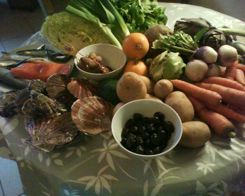 Poireaux, carottes, chou rave, chou vert, pommes de terre, pommes d'amour, avocat, navets, betterave rouge, artichauts, sardines, hareng, coquilles Saint Jacques, huîtres, olives noires, mâche et dattes