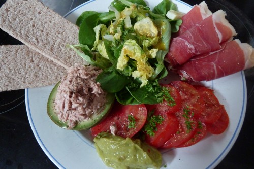 1 demi avocat + salade de thon mayo + cœur de laitue + mâche + tomate + jambon fumé + persil + guacamole + 2 cracottes ri/sarrasin + sauce curcuma de Nestor