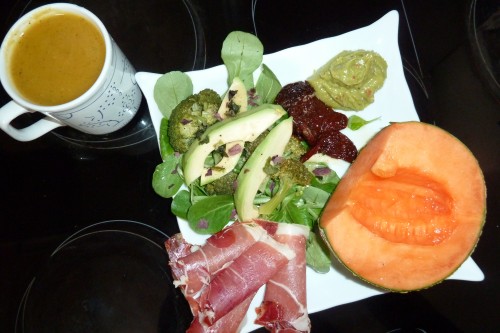 1 demi melon + jambon fumé + mâches + avocat + brocoli + paillettes d'algues + vinaigrette colza + guacamole + 1 soupe maison