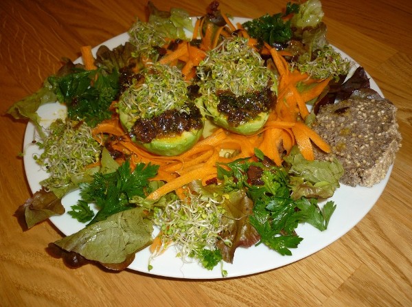 avocat farci aux algues citronnées avec jeunes pousses de chou chinois.JPG