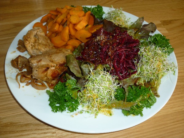 filet mignon, carottes et crudités.JPG