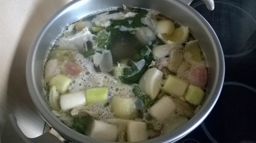 Bouillon de poulet qui bouillonne